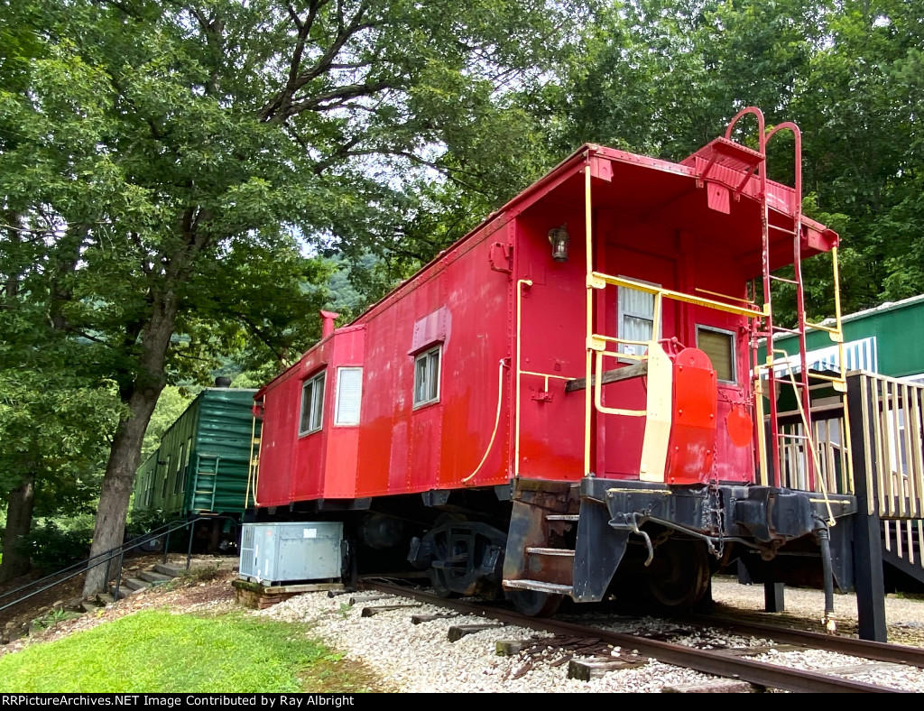 NKP 422 Caboose